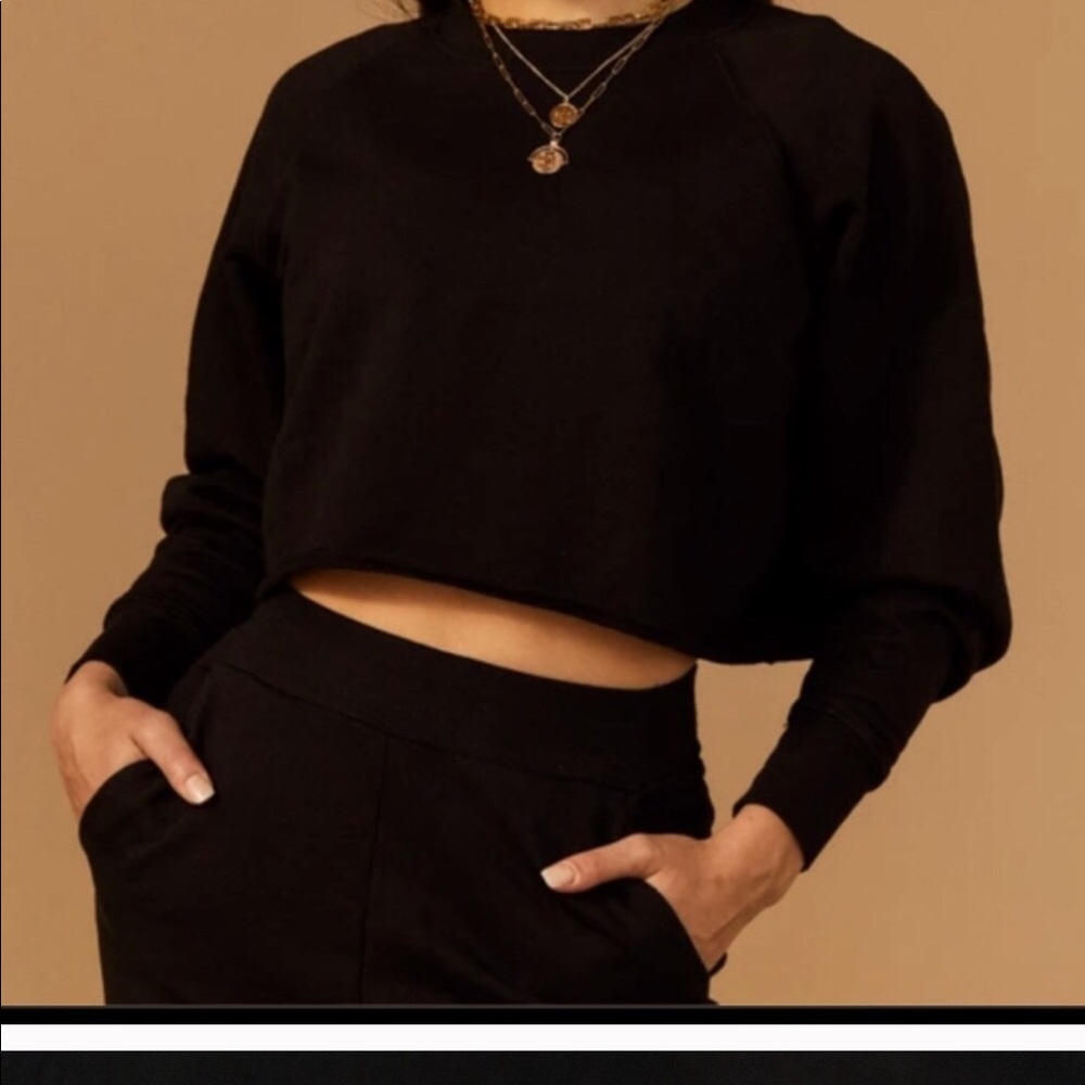 TAN lines sport sweat suit in black ✨✨✨